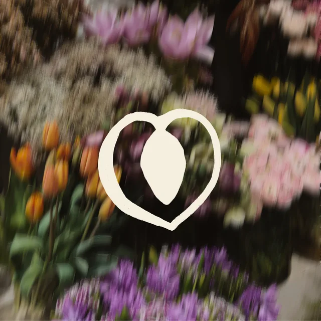 Composition florale floue avec le symbole Nectarinette