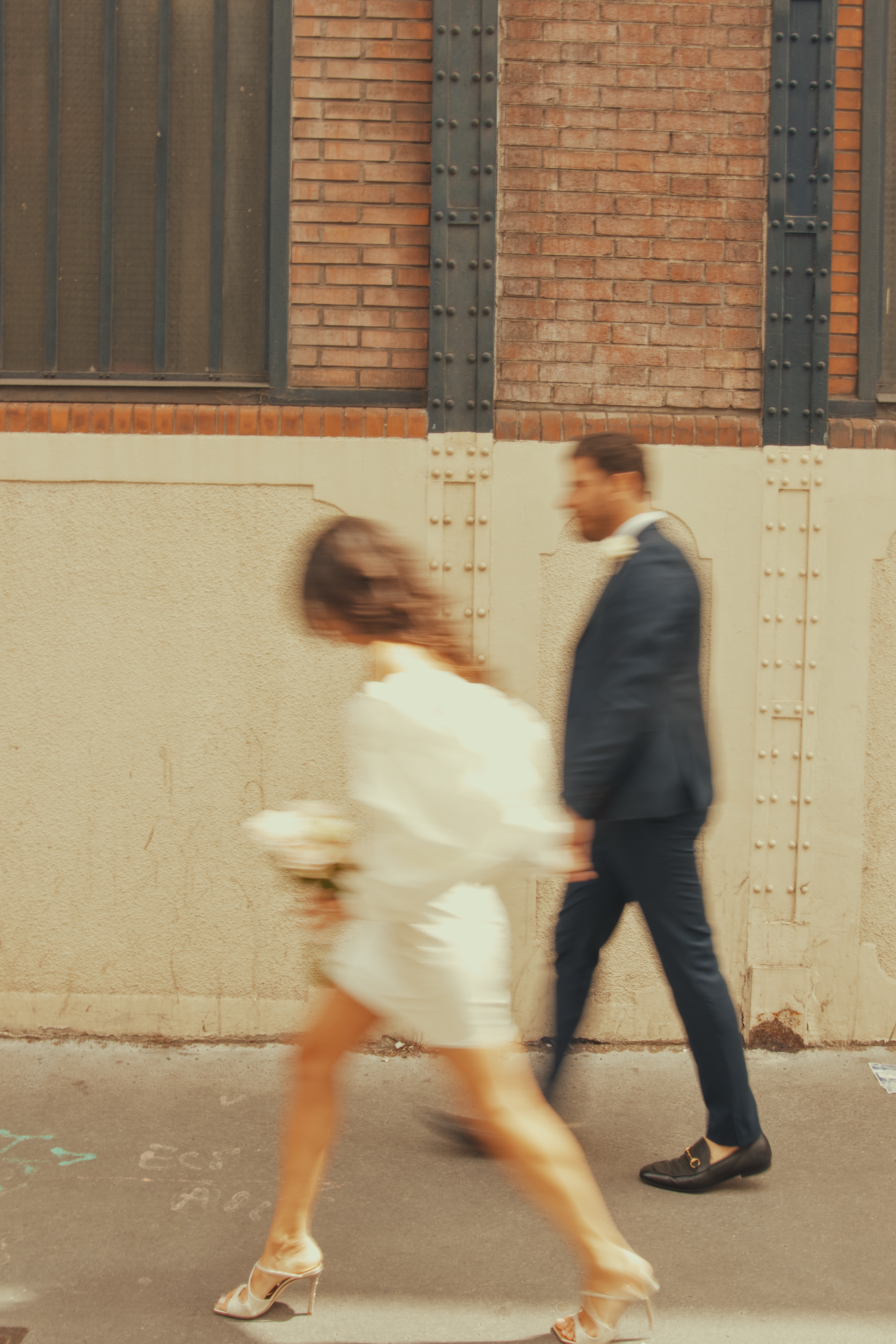 Couple de mariés marchant dans la rue